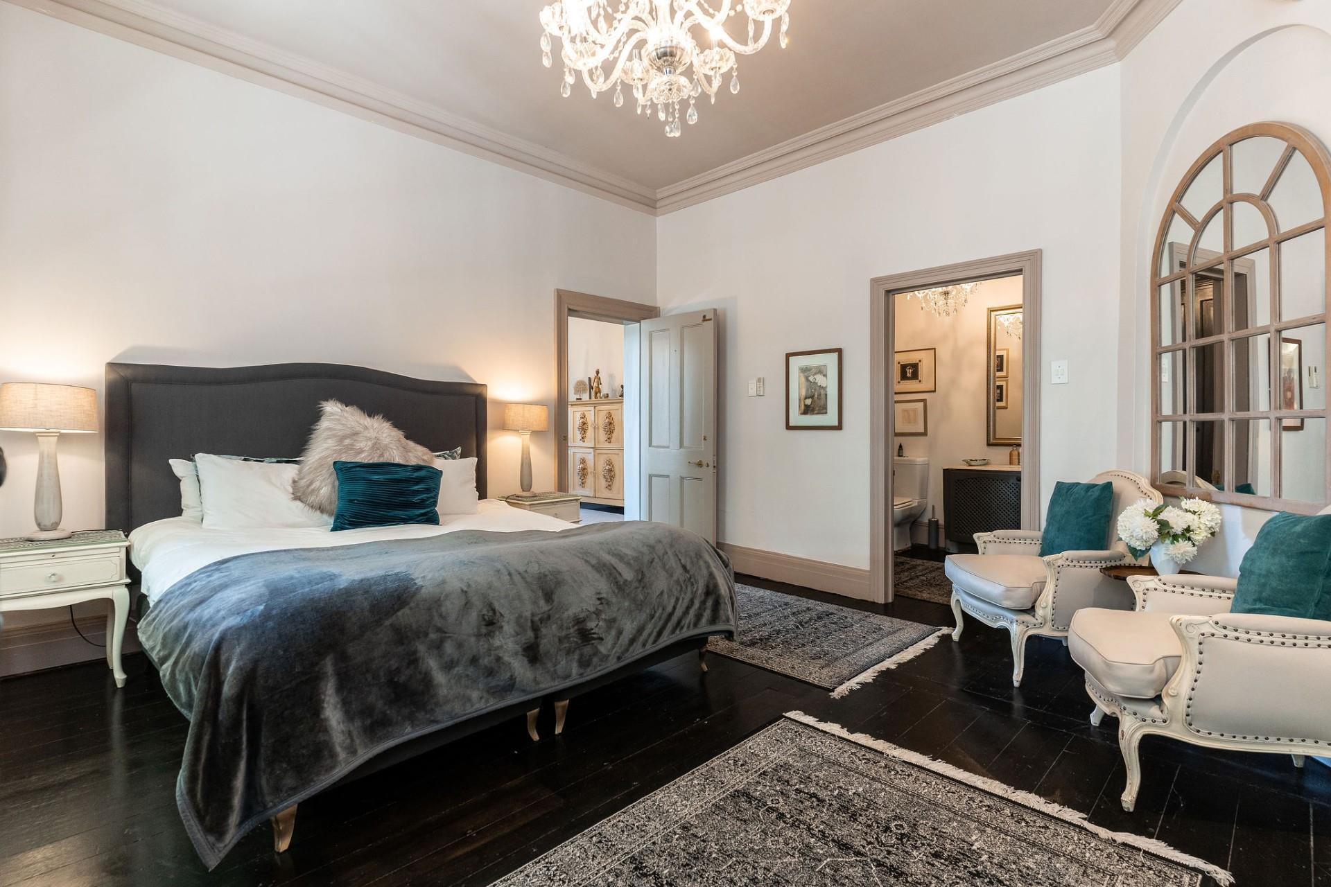 elegant manor in prime location — photograph 5
