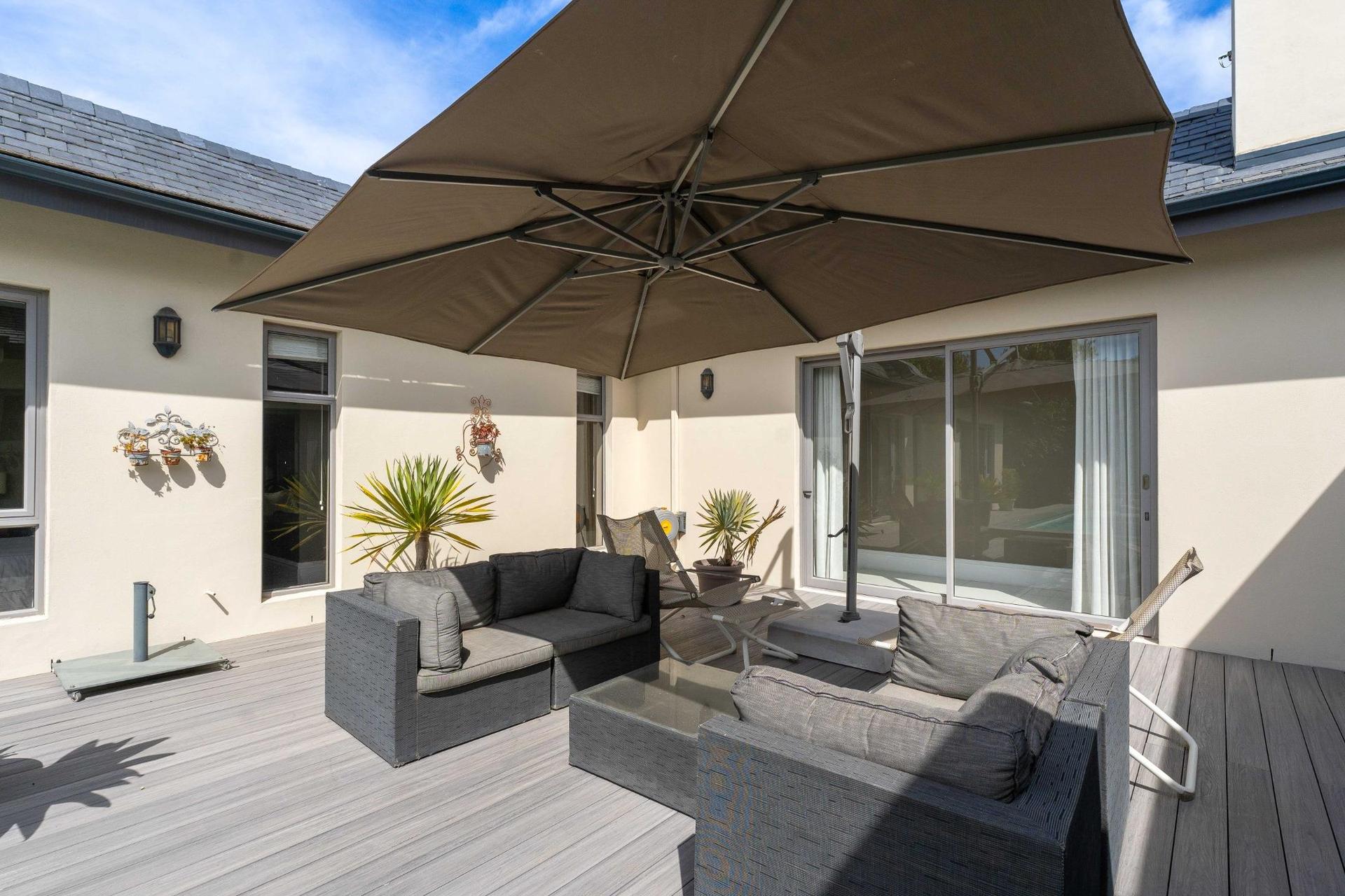 Single-Storey Luxury Family Home with Exceptional Indoor–Outdoor Living — photograph 4