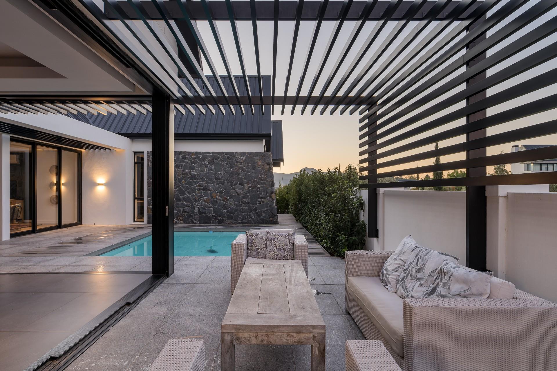 Stunning Modern Family Home with Breathtaking Mountain Views! — photograph 5