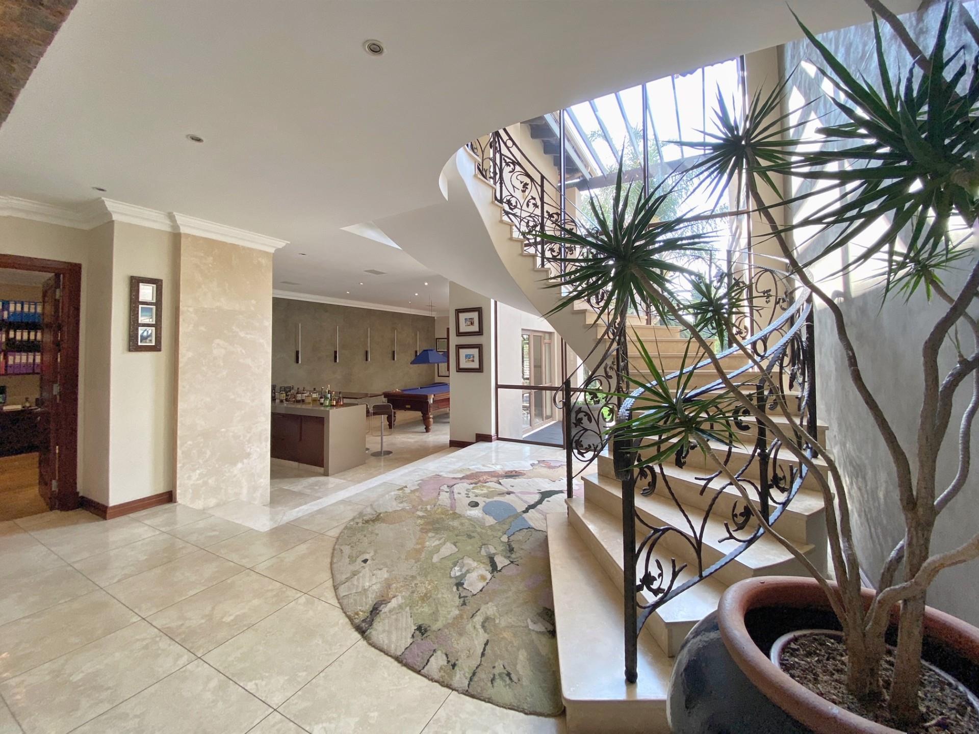 Refined Home Designed for Modern Entertaining — photograph 3