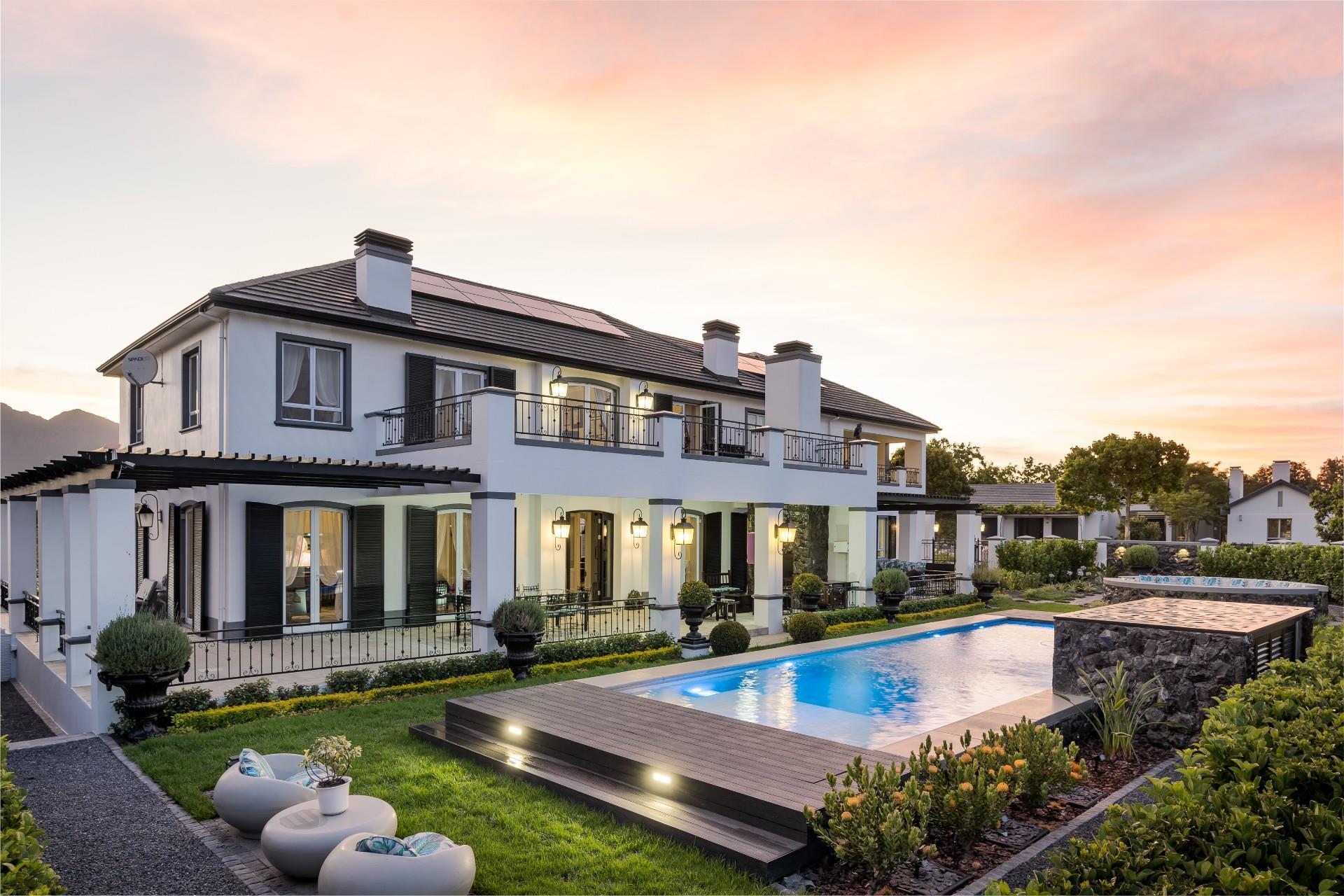 Prestigious Luxury Home with Mountain Views — photograph 2