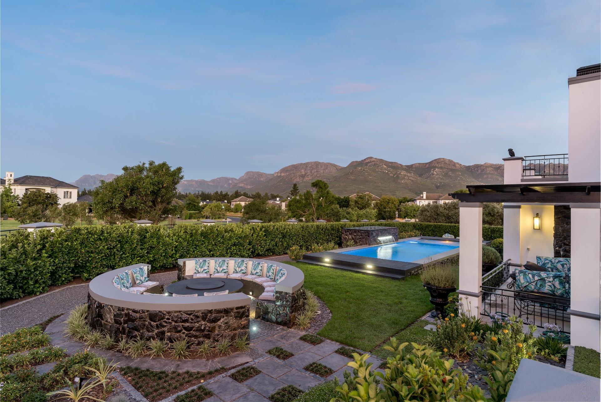 Prestigious Luxury Home with Mountain Views — photograph 3