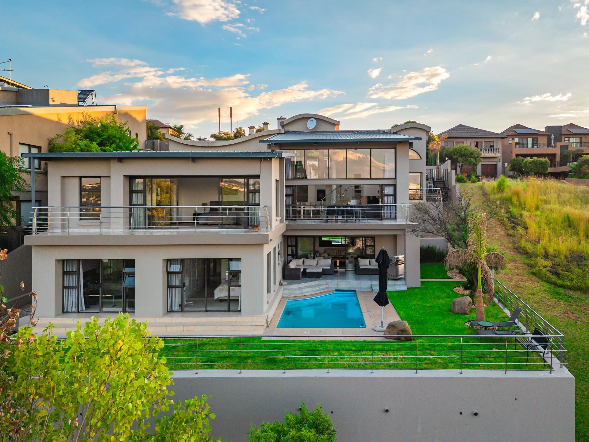 Luxury Living with Space, Style & Serenity — photograph 2