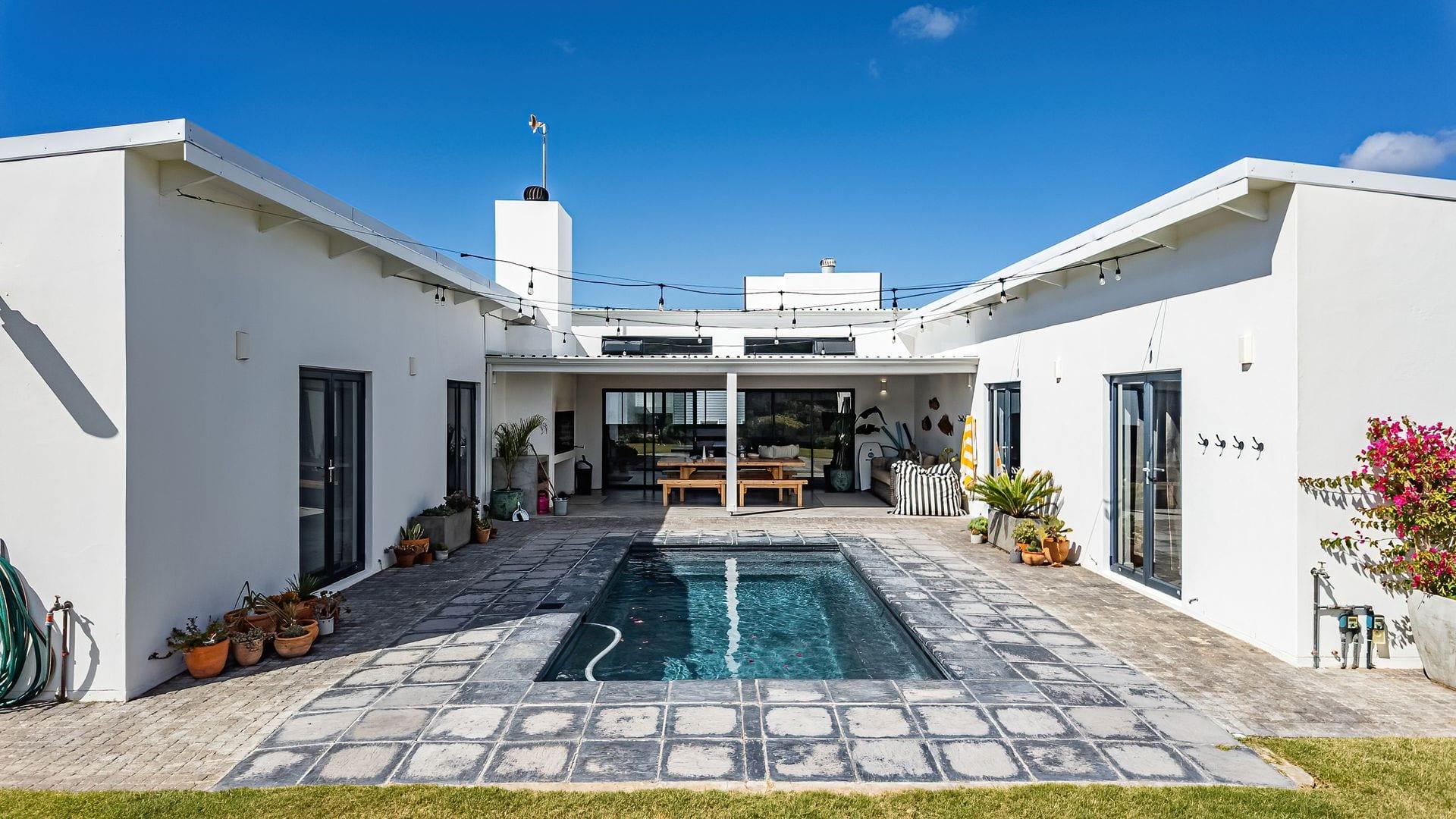 Modern Coastal Retreat with Sea Views and Off-Grid Luxury — photograph 4