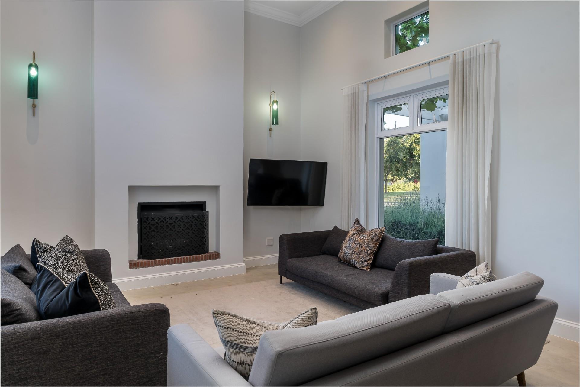 Refined Mountain-View Estate Living with Pool & Fireplace — photograph 4