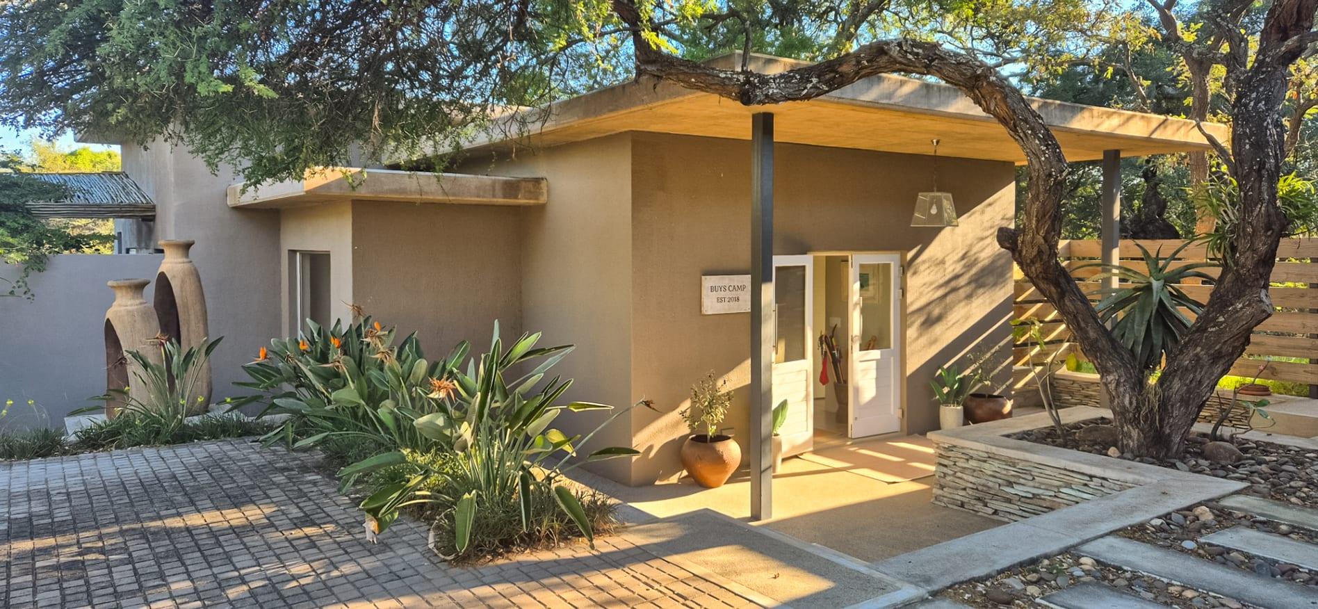 Luxury Off-Grid Bushveld Living — photograph 2