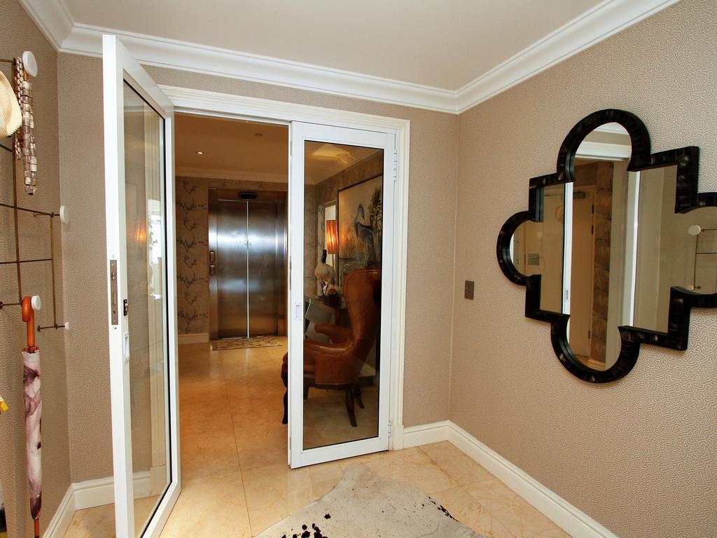 Apex Elegance Unveiled: Exclusive Sub-Penthouse on Umhlanga's Pristine Beachfront" — photograph 4