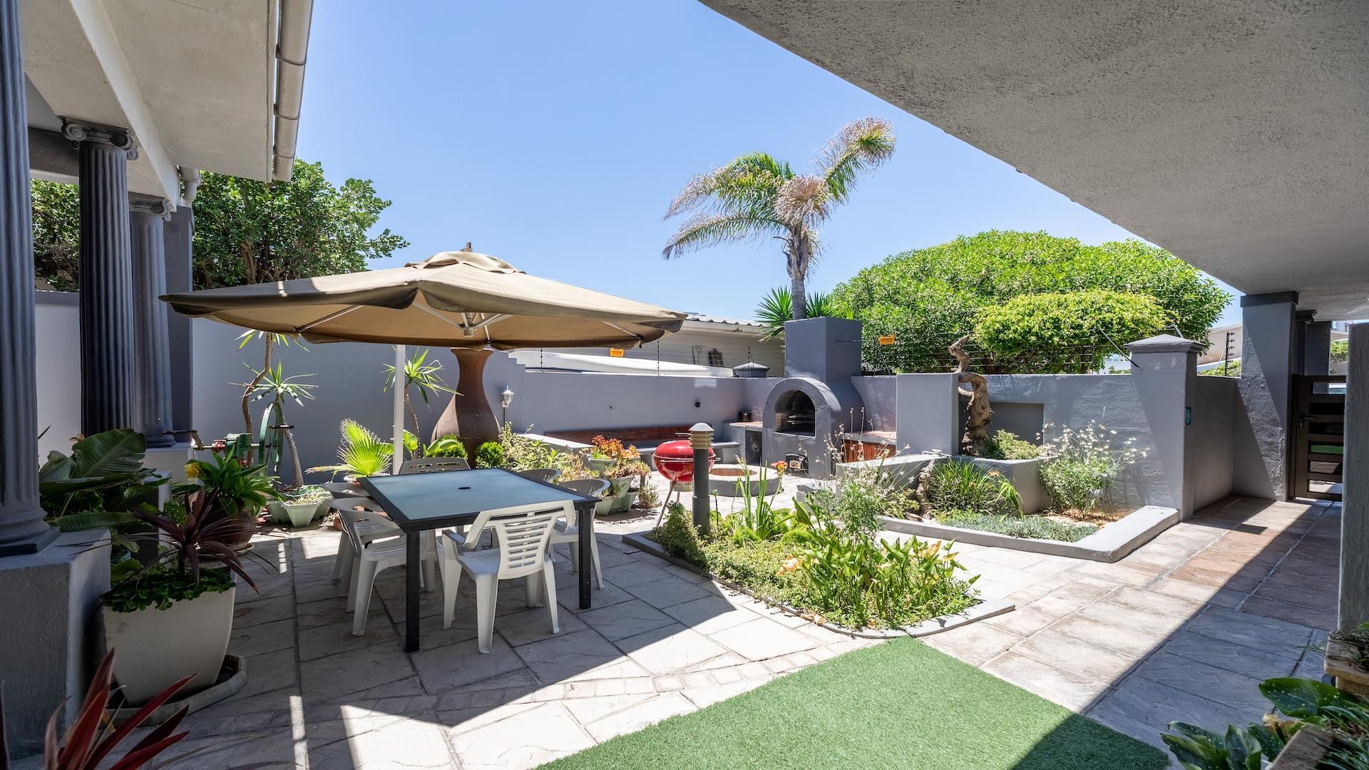 7 Bedroom House For Sale in Melkbosstrand Central — photograph 2