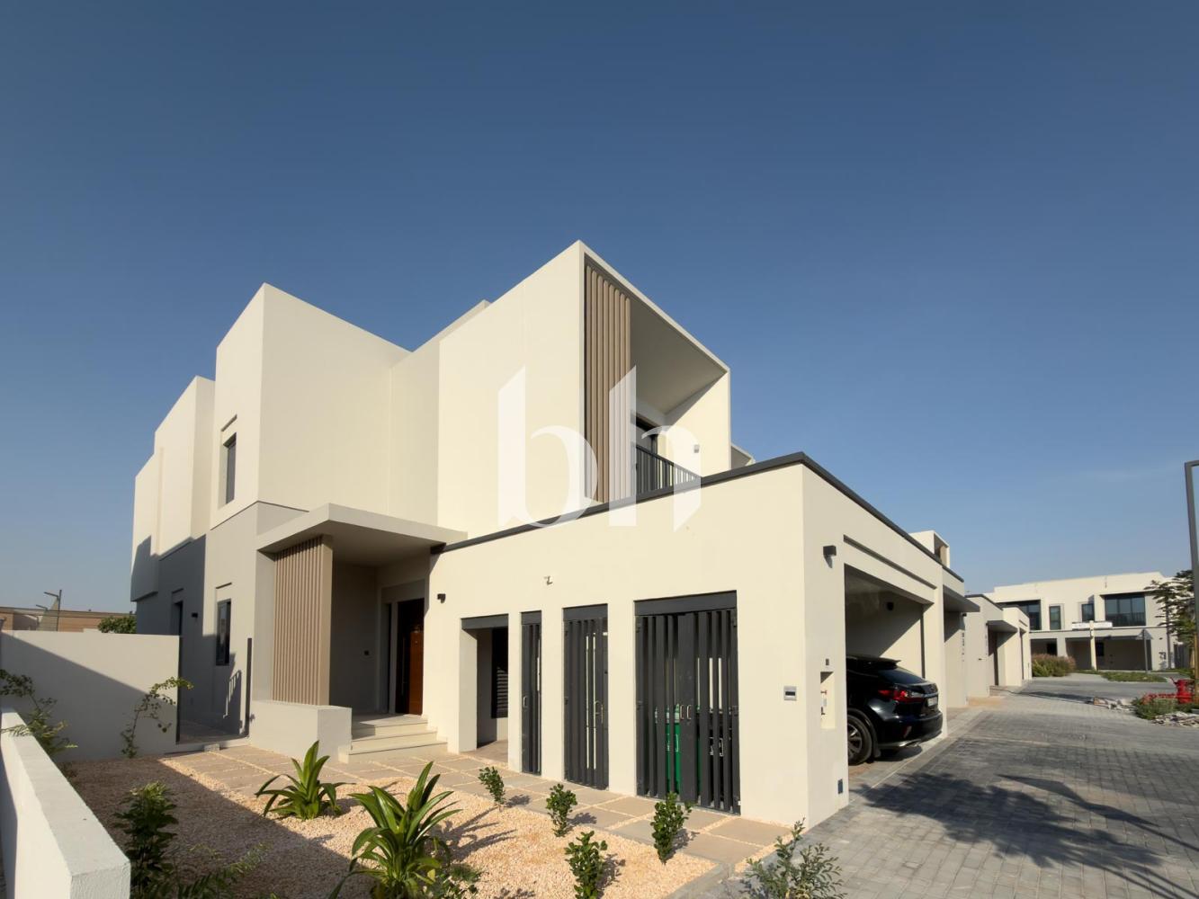 Jebel Ali Village Townhouses — photograph 2